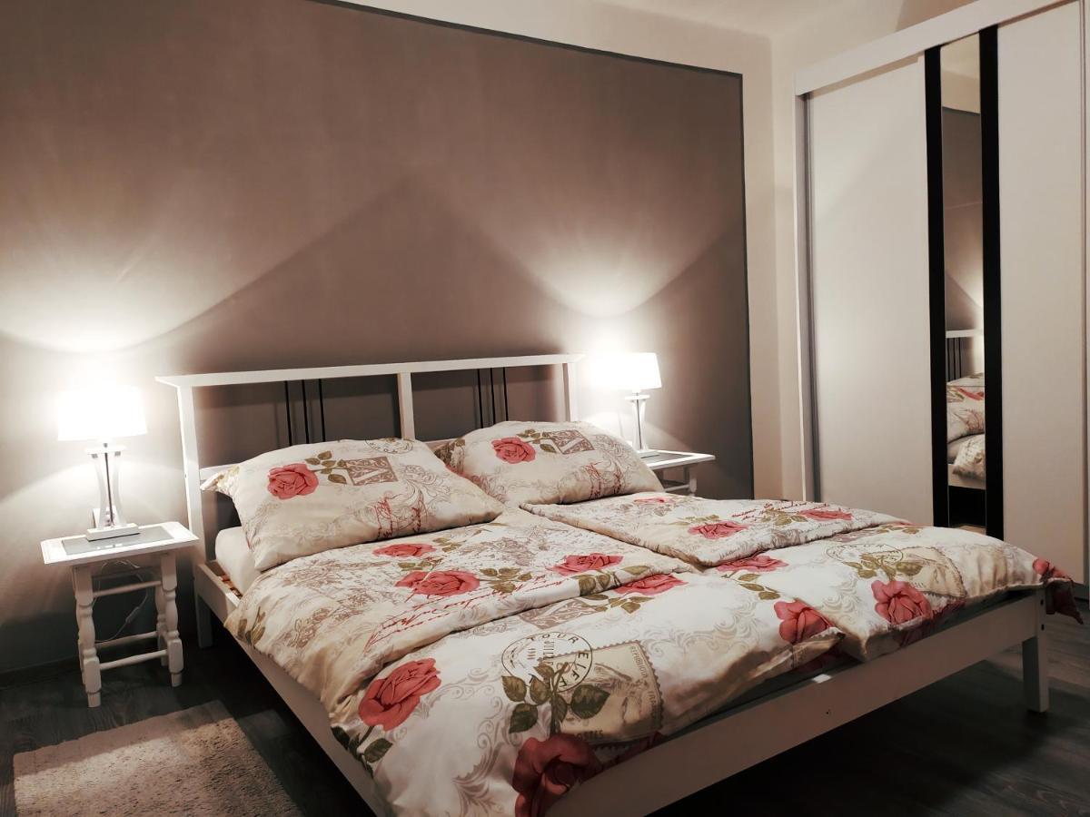 Byt Puskinova Apartment Hradec Králové Екстериор снимка